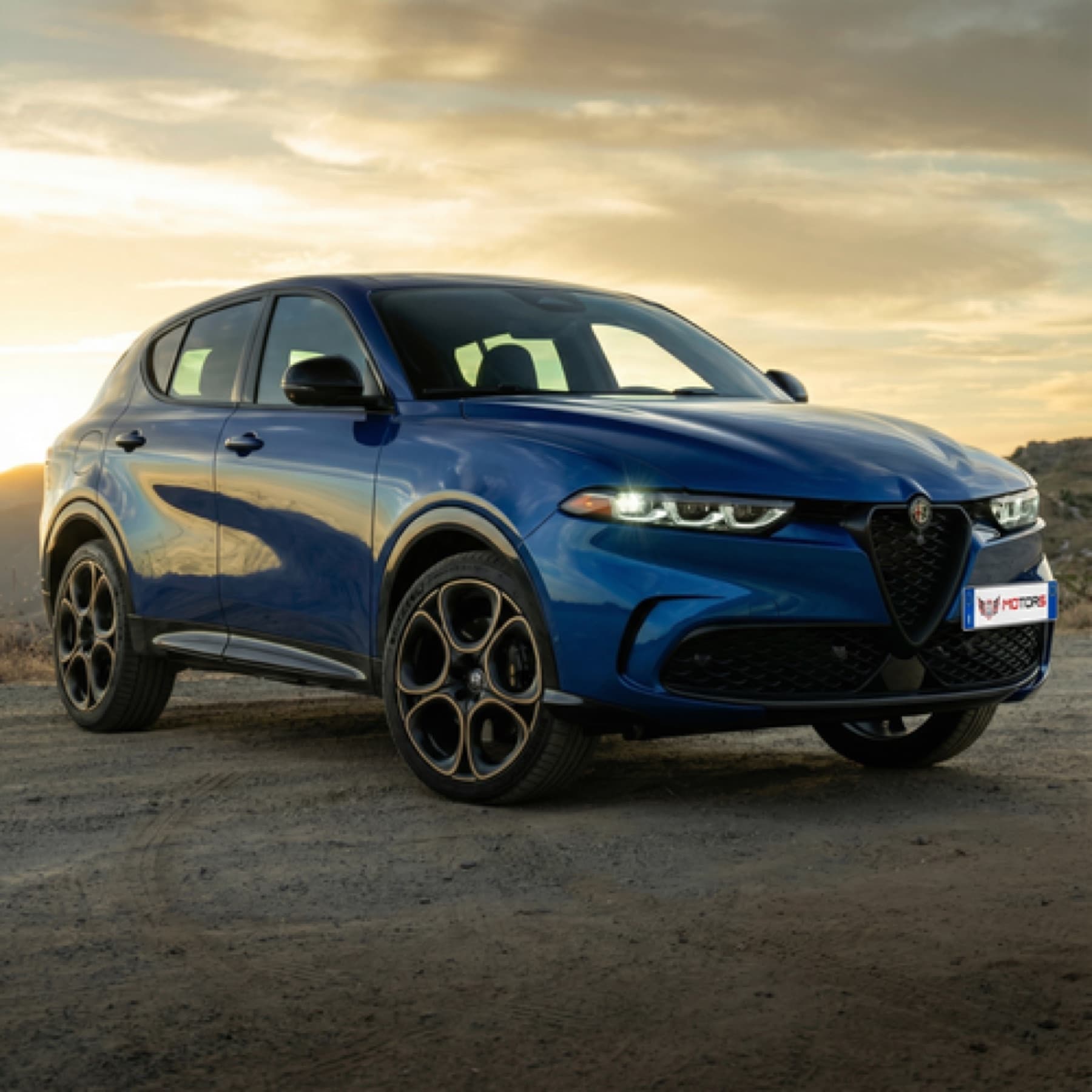 Alfa Romeo Tonale blu al tramonto