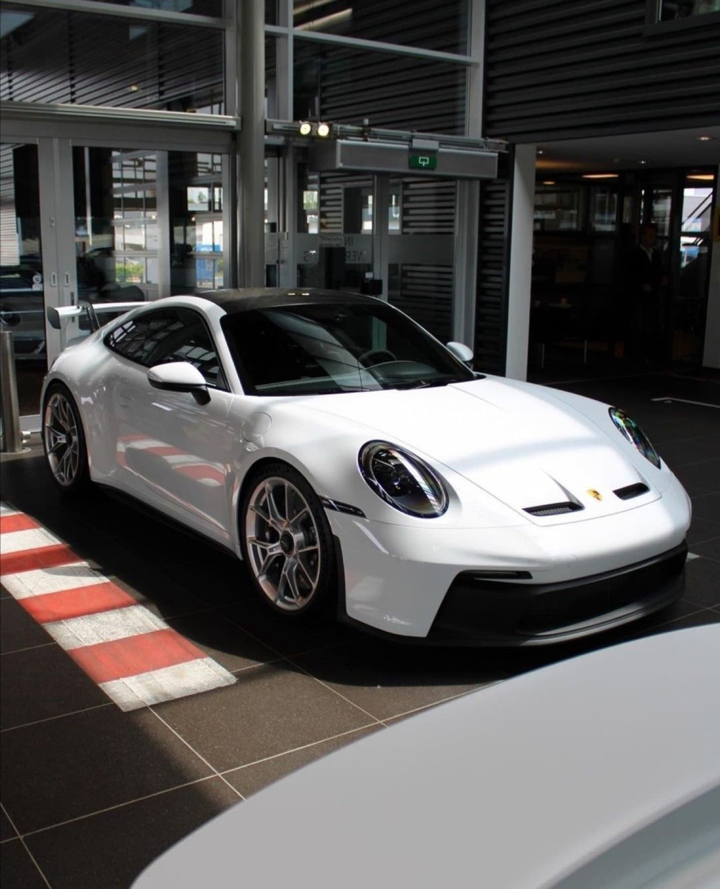 Porsche sportiva bianca in showroom