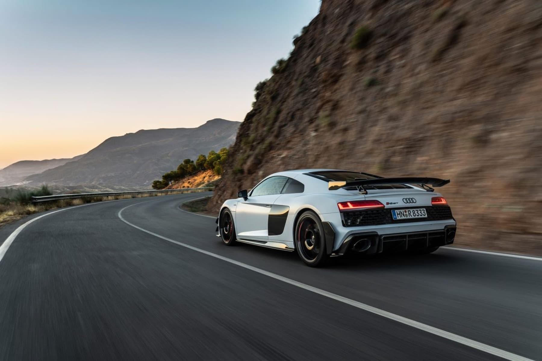 Audi R8 bianca su una strada di montagna