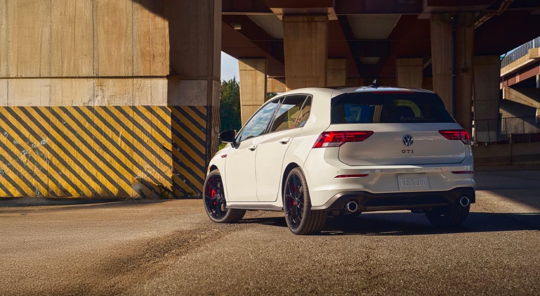 Volkswagen Golf GTI bianca in un contesto urbano